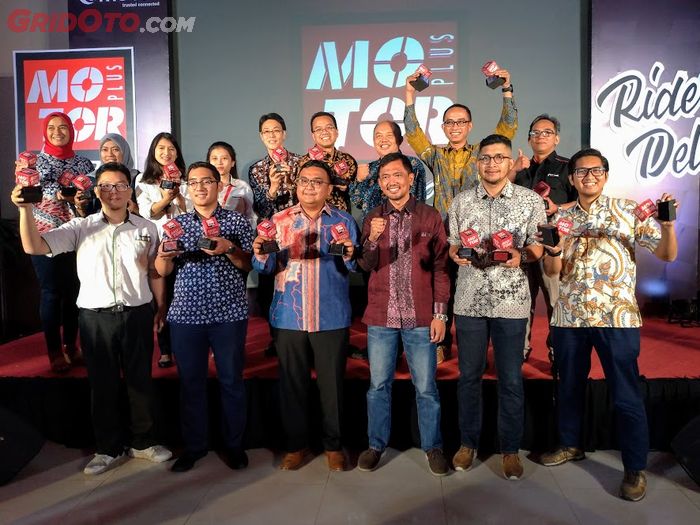 Para pemenang MOTOR Plus Award 2019 berpose bersama piala penghargaan yang mereka peroleh.