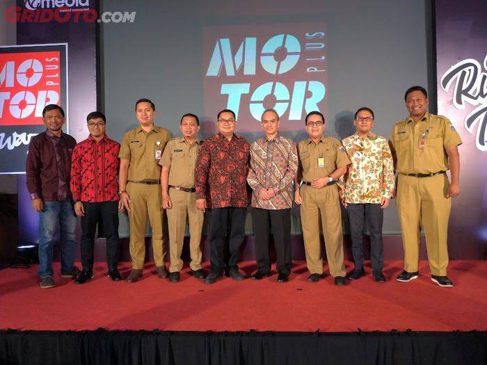 Wakil Kepala Badan Pajak dan Retribusi Daerah DKI Jakarta, Yuandi Bayak Miko (tengah kanan), berfoto bersama perwakilan BRPD Jakarta dan redaksi Otomotif Group.