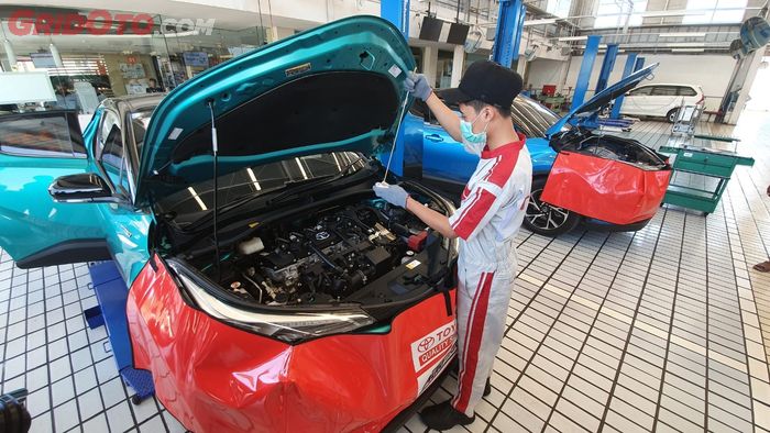 Perawatan mobil hybrid Toyota di bengkel resmi.