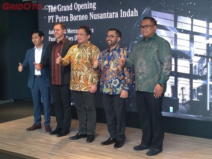 Jajaran direksi PT Mercedes-Benz Distribution Indonesia dan PT Putra Borneo Nusantara Indah berfoto bersama.