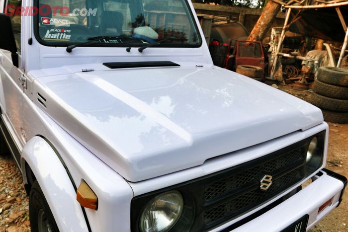 Kap mesin JB31 punya lekuk fungsional pada ruang mesin