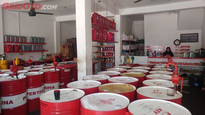 Oli mesin tipe bensin dan tipe diesel banyak tersedia