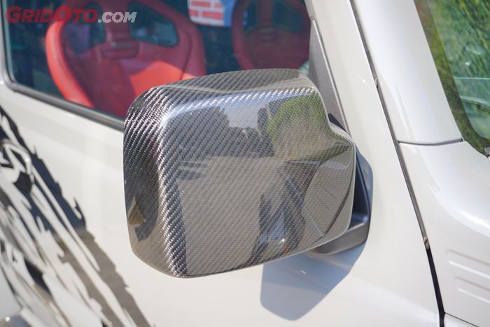 Cover spion New Jimny dengan aksen carbon buatan Autospot