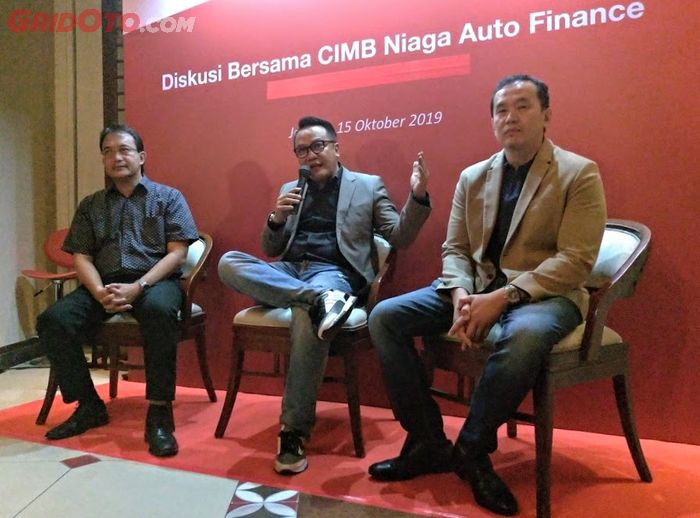 Presiden Direktur PT CIMB Niaga Auto Finance, Ristiawan Suherman (Tengah) serta jajaran direksi lainnya menjawab pertanyaan awak media bebrapa waktu lalu.