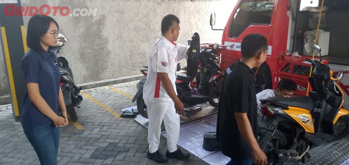 Gusi Ayu Putri, Corporate Communication Astra Motor Jateng sedang memantau mekanik dalam acara servis gratis di kantor Tribun Solo.