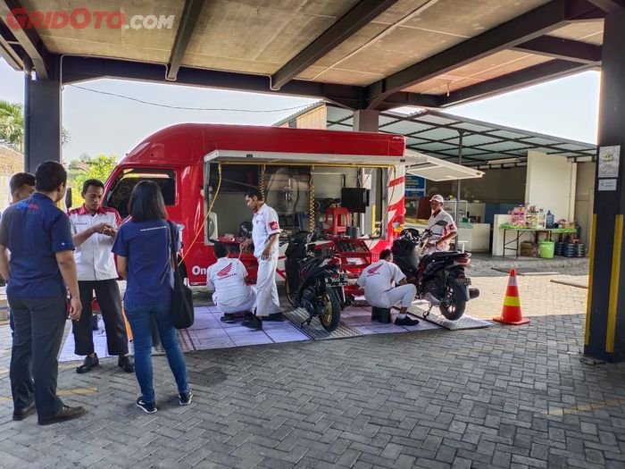 Ilustrasi Honda Mobile Service. Dalam foto: acara servis gratis dari Astra Motor Jawa Tengah (Jateng).