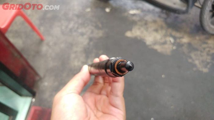 lubang nozzle injektor diesel sangat kecil