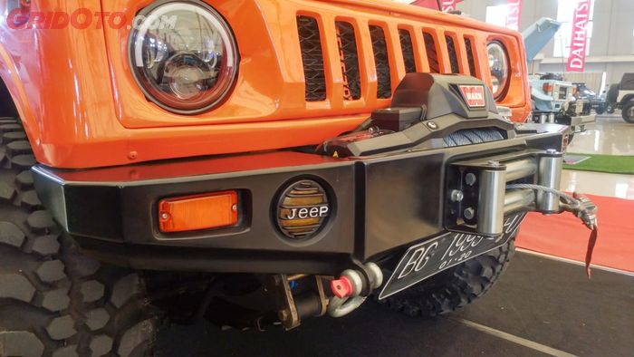 Winch milik Jeep Wrangler dipasang ke Suzuki Jimny