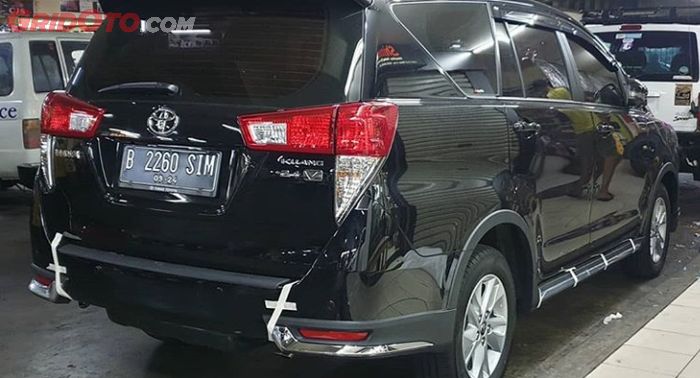 Tampilan belakang set body kit Venturer untuk Innova Reborn