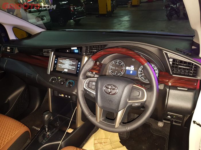 Ilustrasi Interior Toyota Innova Reborn