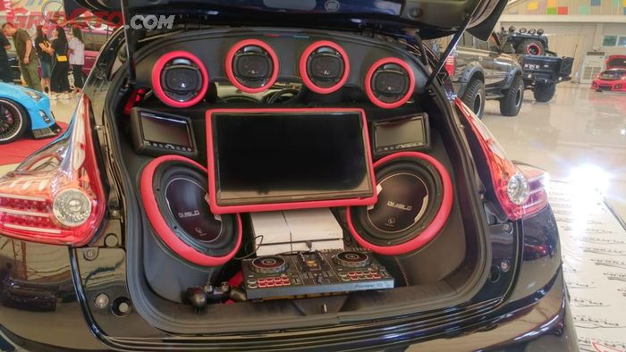 Tampilan audio Nissan Juke bergaya street racing