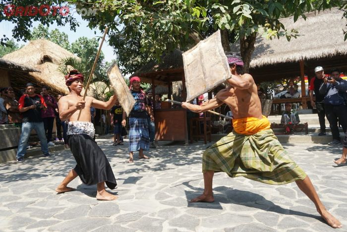 Disuguhi Tari Peserean yang jadi ciri khas Suku Sasak di Desa Sade, Lombok