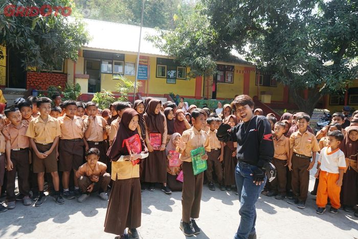 Anggota komunitas Honda ADV Indonesia chapter Bali melakukan bakti sosial di SDN 12 Sumbawa Besar