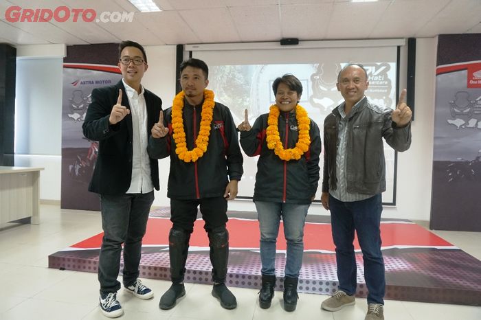 Manager Honda Customer Care Astra Motor Bali, I Gede Partayasa (paling kanan) saat penyematan pin ke peserta touring ADV Satu Hati Jelajah Nusantara.