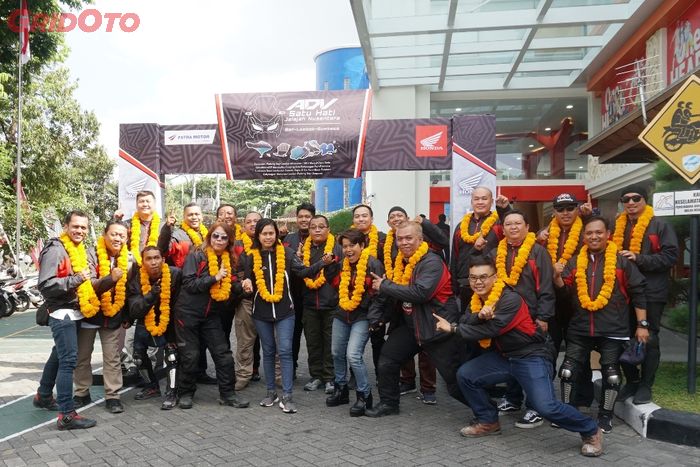 Komunitas HAI Bali saat finis usai adakan touring ke Titik 0 KM Sape bersama Astra Motor Bali, Senin (28/10/2019).