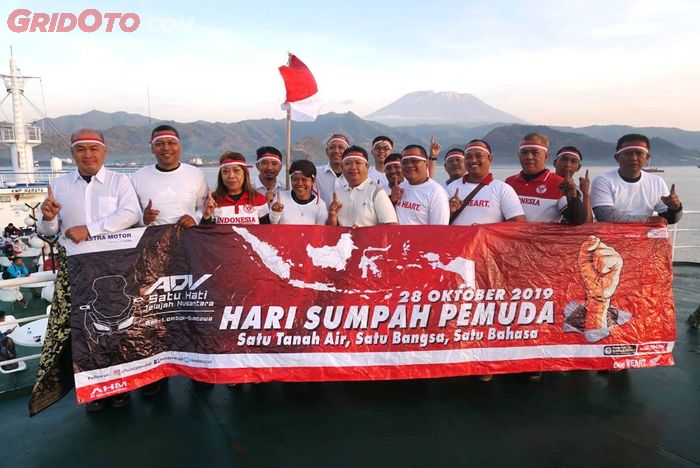Peserta touring ADV Satu Hati Jelajah Nusantara lakukan peringatan Hari Sumpah Pemuda di atas kapal