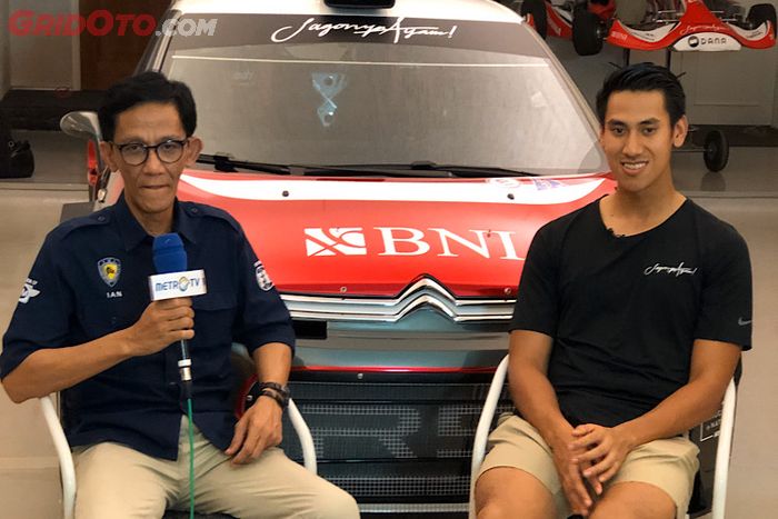 Sean Gelael (kanan) ditemani Ian sebagai co-drivernya di Danau Toba Rally 2019