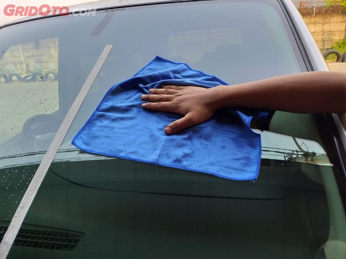 bersihkan kaca mobil untuk mencegah jamur saat musim hujan