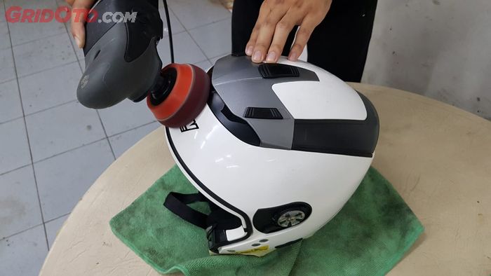 Proses white sanding dengan mesin poles dilakukan untuk mengatasi gejala yellowing di cat putih