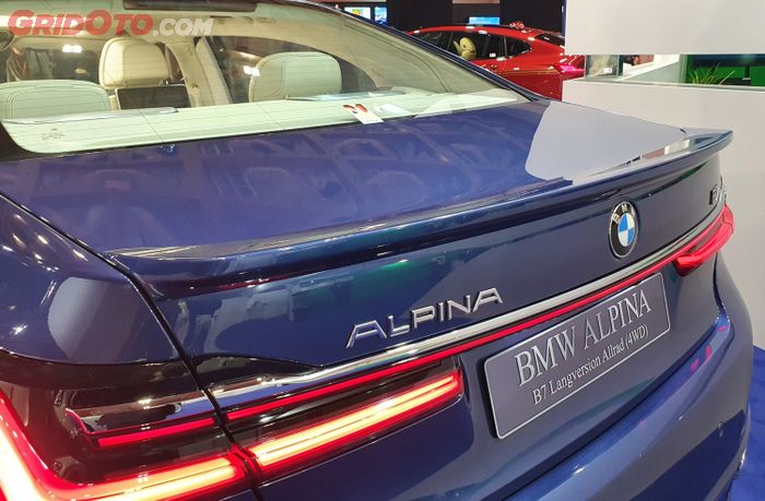 Dacktail manis menempel di bibir pintu bagasi dicat sewarna bodi