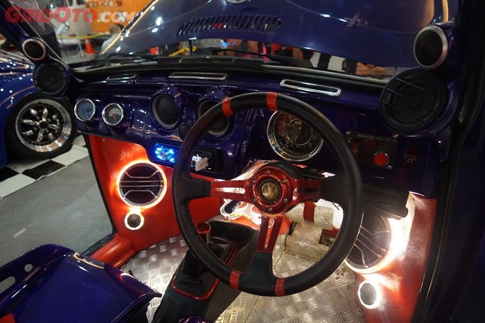 Kabin diubah bernuansa racing plus audio dimana-mana