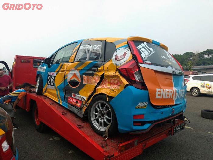 Tampak belakang mobil Honda Jazz milik Arief, terlihat bekas hantaman akibat mobil lain.
