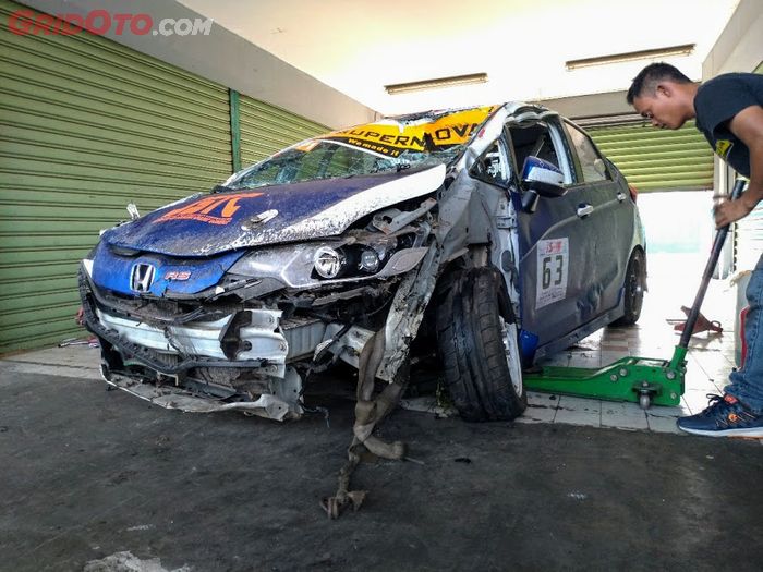 Tampak depan dari mobil Honda Jazz milik Yogi, terlihat atap remuk dan bagian depan mobil ringsek.