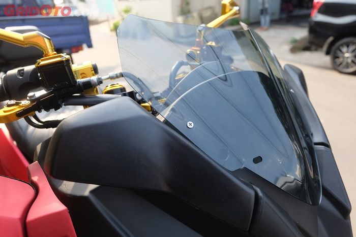 Windshield sudah termasuk dalam paket pembelian cover bodi NMAX ala XMAX