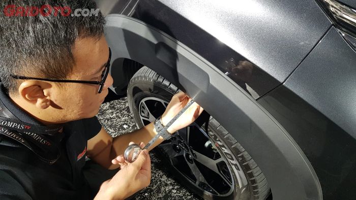 Mengukur jarak antara bibir pelek bagian atas dengan sisi terluar over fender Mitsubishi Xpander Cross 