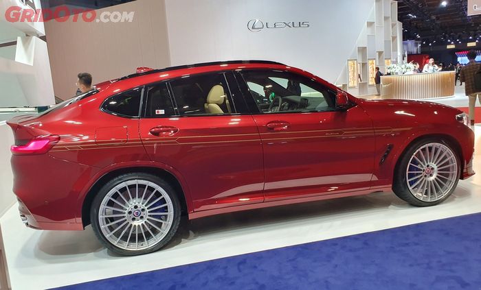 Kaliper rem empat piston dengan cakram 395mm di depan, belakang 370mm