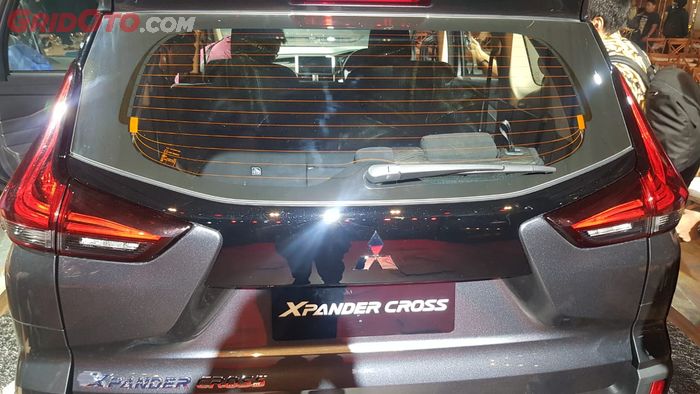 Secara teori, kaca belakang Xpander Cross dengan defogger dapat dipasangkan ke Xpander lama.