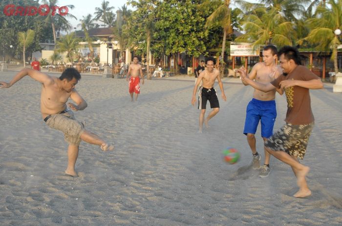 Bermain di Pantai Nusa Dua, Bali