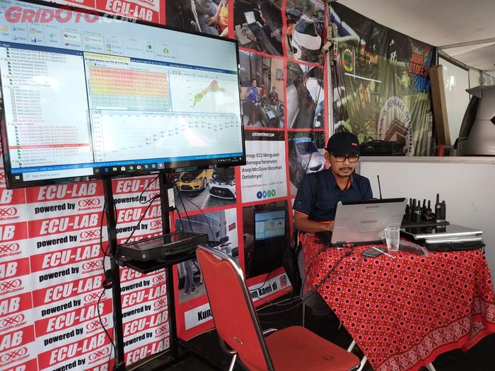 Asep McGyver saat melakukan remap ECU di Jawab Otofest 2019