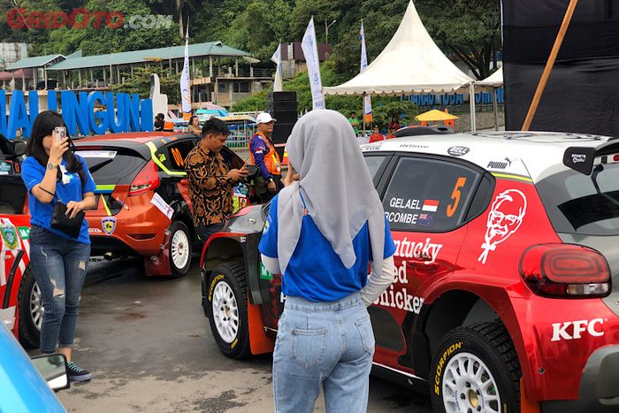 Tak hanya kaum pria, kaum wanita pun ingin memiliki kenangan dengan berfoto di samping mobil reli Citroen C3 R5