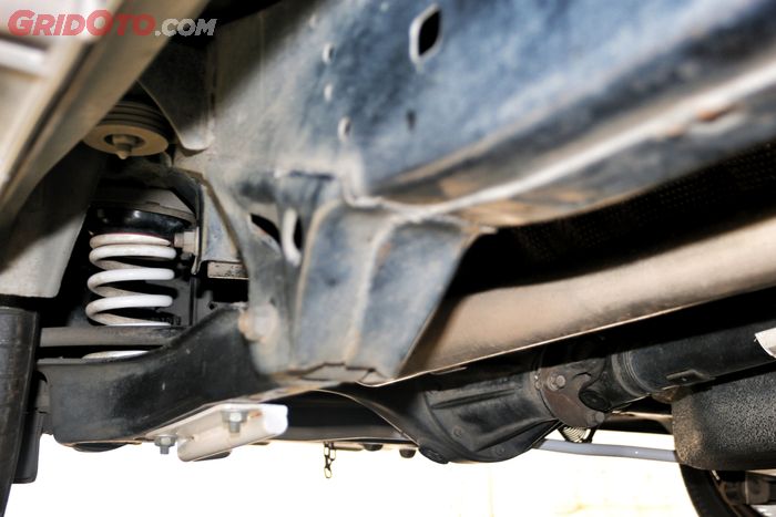 Coilover dan lower bar di belakang