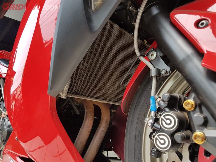 Radiator jumbo BPro Racing saat dipasang di Kawasaki Ninja 250 FI, gede banget ya ? 