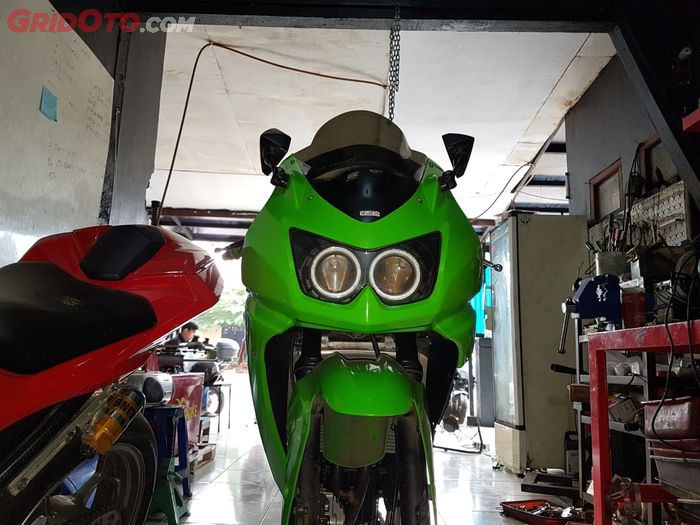 Tampang Kawasaki Ninja 250 karburator masih memikat sebagian bikers