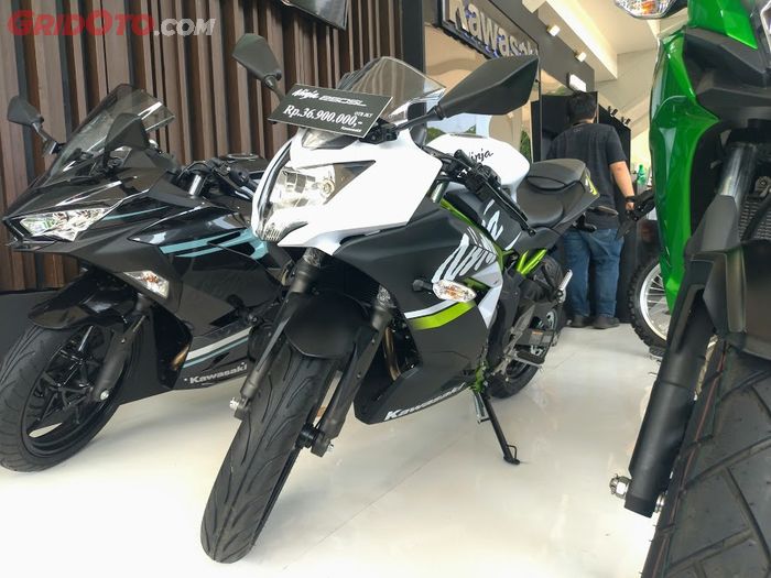 Motor sport Ninja 250SL kena diskon di IIMS Moto Bike 2019.