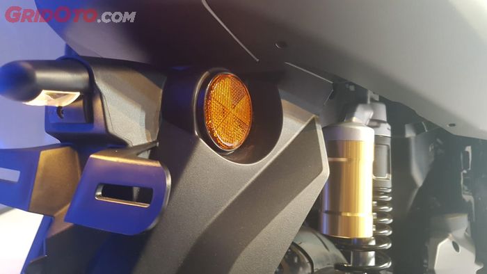 Reflektor mata kucing di sepatbor Yamaha All New NMAX