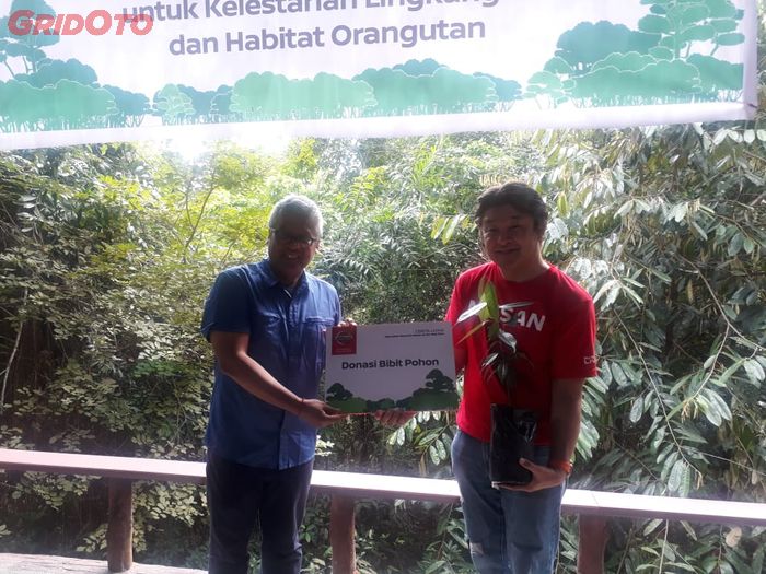 Direktur BOS, Aldrianto P, secara simbolis menerima bantuan pohon dari Presdir Nissan, Isao Sekiguchi.