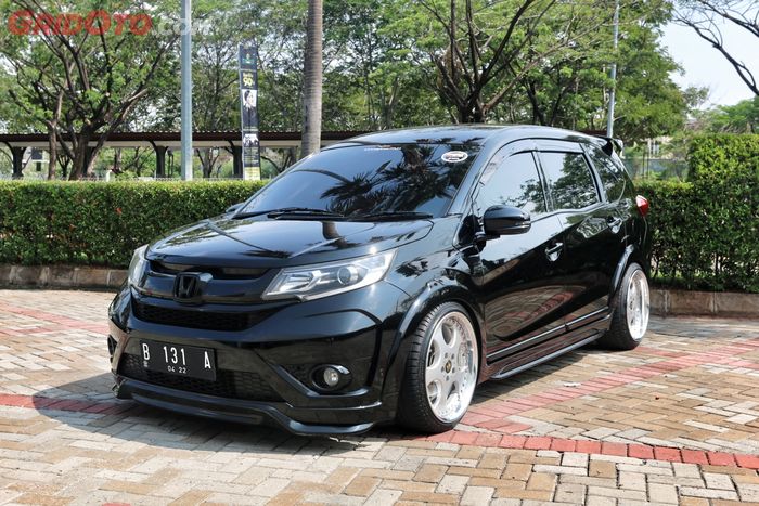 Honda BR-V hitam dengan gaya static elegan