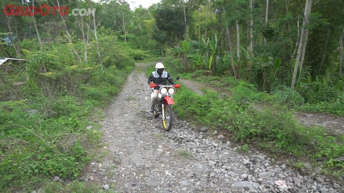 Tim GridOto saat melibas jalanan terjal menggunakan Honda XR250.