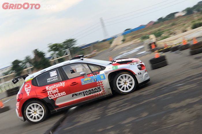 Ricardo Gelael masih menunjukkan kecepatannya di balik mobil reli Citroen C3 R5 pada Meikarta Sprint Rally 2019