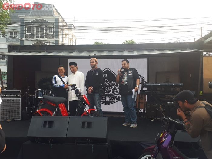 Bikers Dakwah memberikan sepeda listrik kepada Yayasan