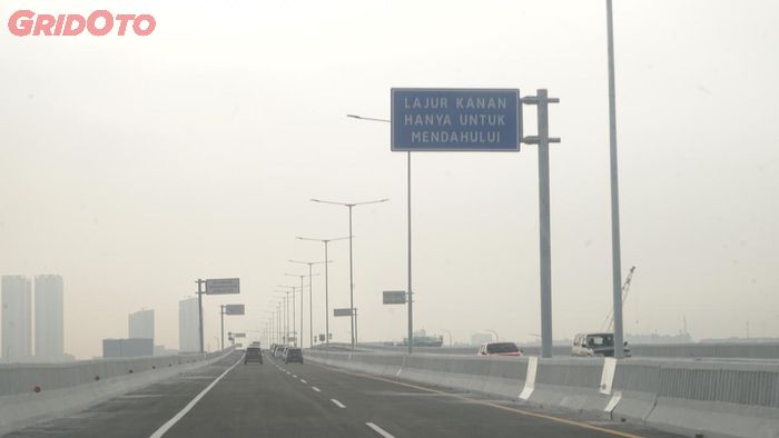 Meskipun terlihat mulus, permukaan jalan di Tol Layang Jakarta-Cikampek II terasa kasar, sangat kasar.