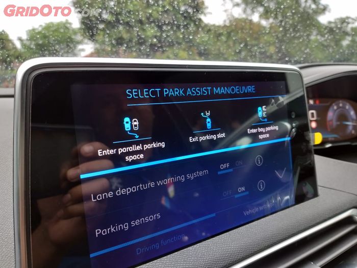 pilihan fuction park assist di New Peugeot 5008 pada layar display