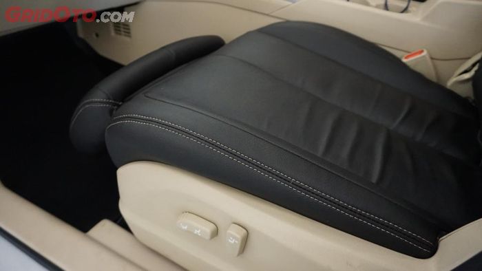 Jok Nissan Teana punya foot rest elektrik di posisi penumpang kabin depan