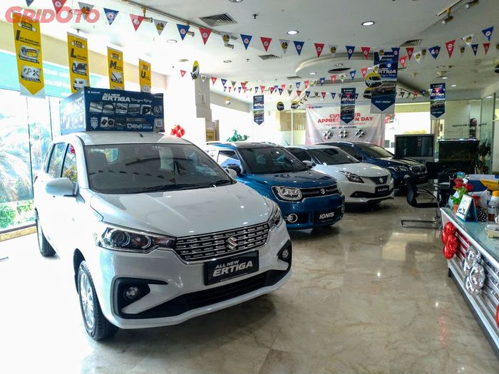 Ilustrasi mobil Suzuki di dealer