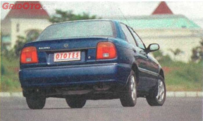 Bagian belakang Suzuki Baleno Facelift tahun 2000