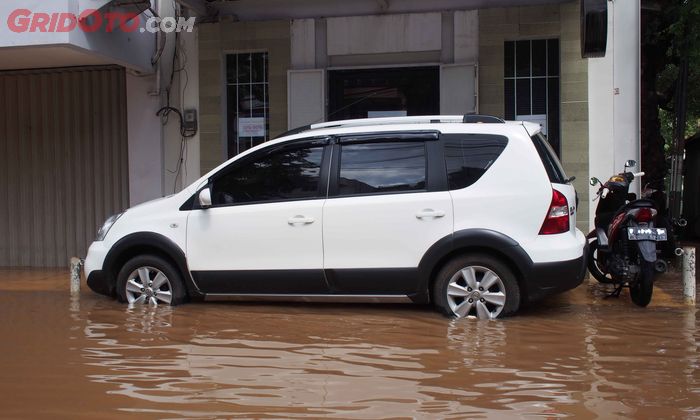 Ilustrasi mobil terjebak banjir saat parkir